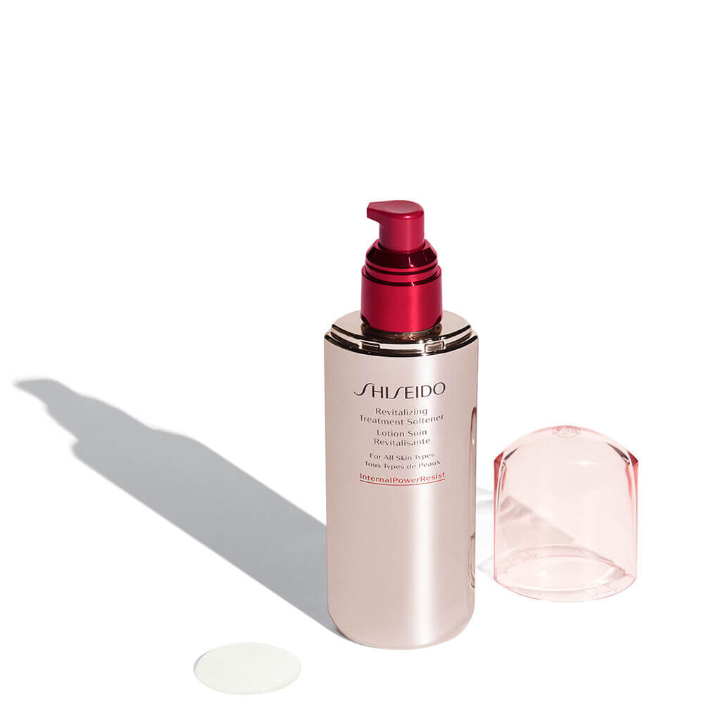 Shiseido Revitalizing Treatment Softener Lotion Soin Revitalisant 75 ml โลชั่นที่ซึมซาบสู่ผิวได้อย่างรวดเร็ว เสมือนมีม่านบางๆ เนียนนุ่มเคลือบปกป้องผิว ให้ผิวยืดหยุ่น ชุ่มชื้น แน่นกระชับ ปราศจากริ้วรอยเส้นบาง ต่อต้านสัญญาณความร่วงโรยผิว ปรับสมดุลผิว พร้อมกระตุ้นการผลิตความชุ่มชื้น